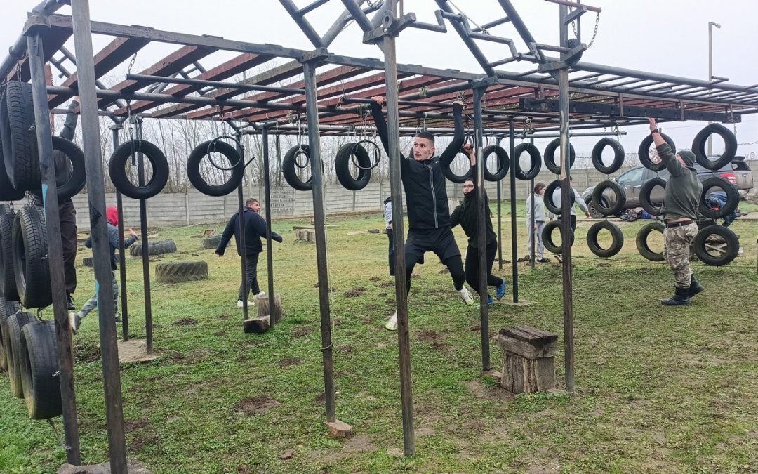 Harc a hideggel és az akadályokkal: Szőcsényi diákok kalandja a 63. Bázison