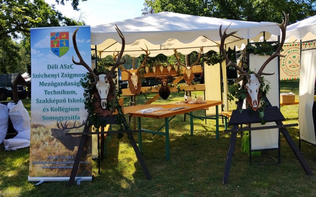 A szőcsényi iskola a vadászok ünnepén